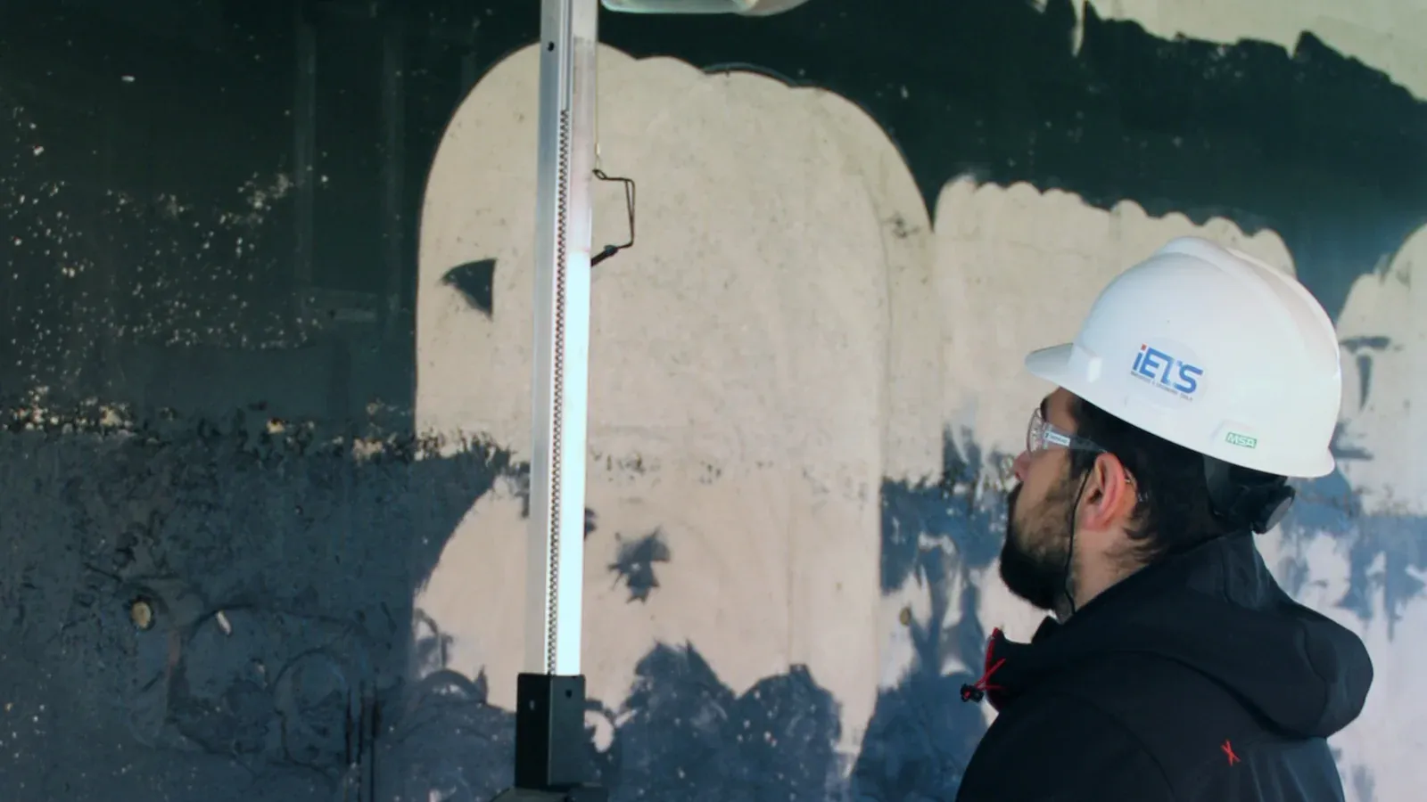 Opérateur utilisant un chariot anti-pénibilité Sept Tools