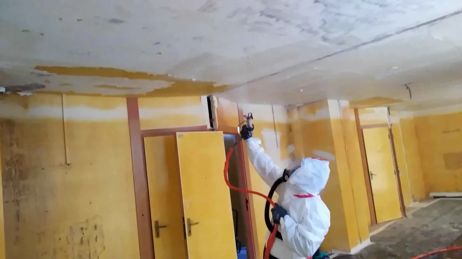 Opérateur en équipement complet de désamiantage