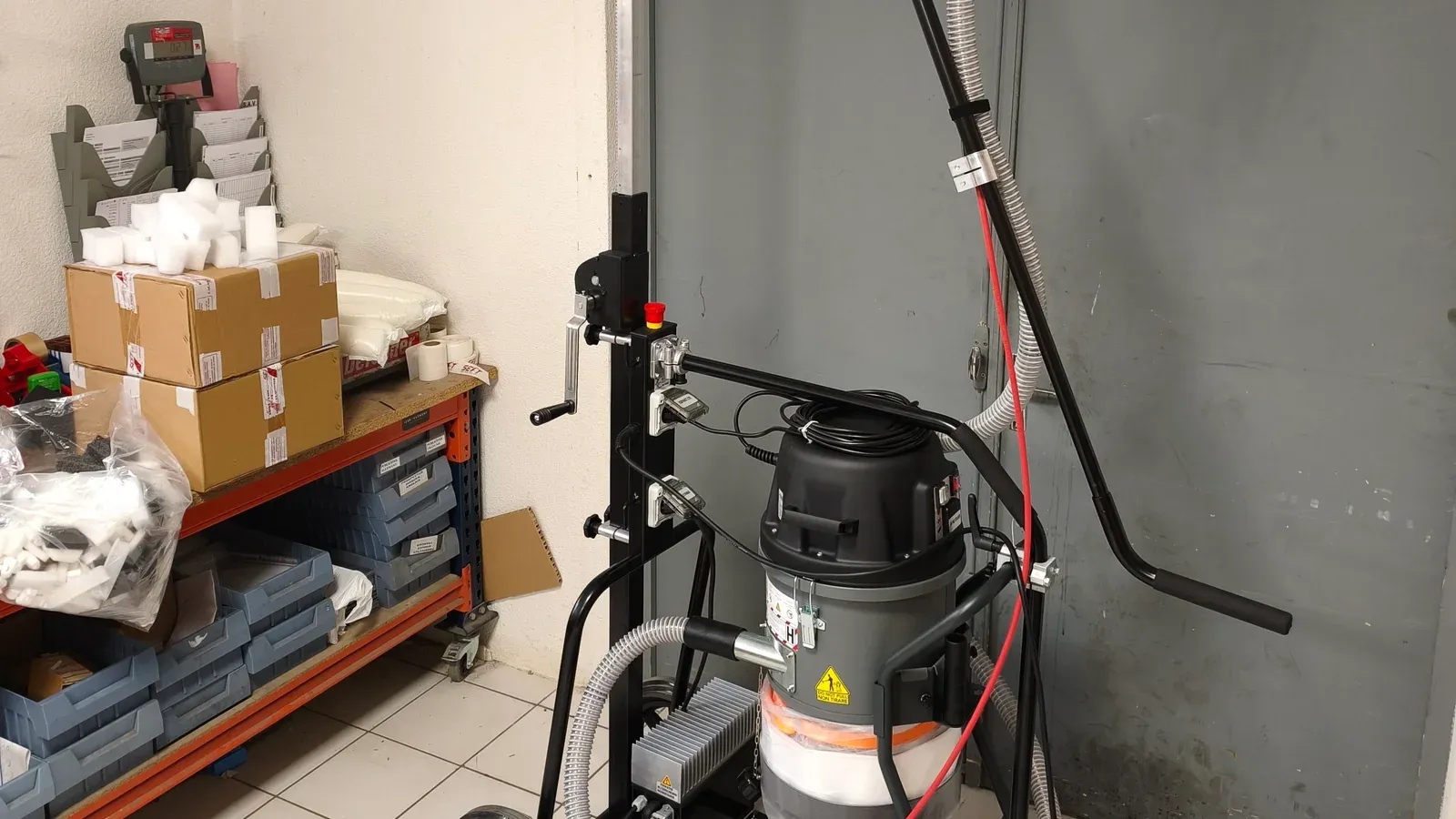 Opérateur ponçant un plafond avec une ponceuse Sept Tools brushless