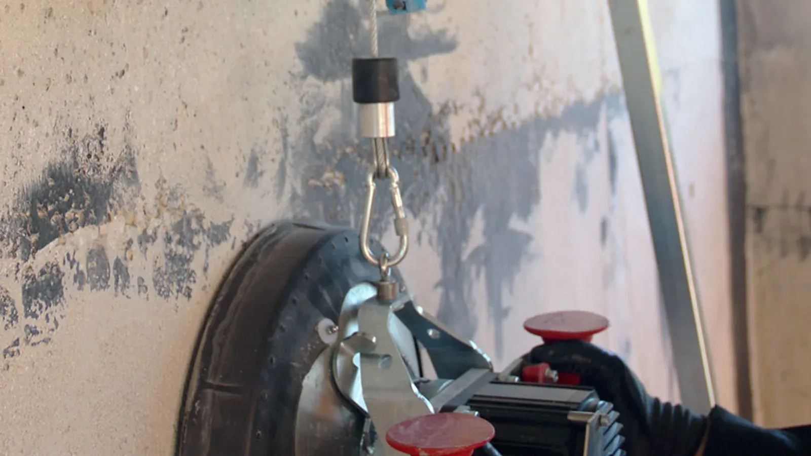 Préparation d'une dalle béton avant pose de revêtement