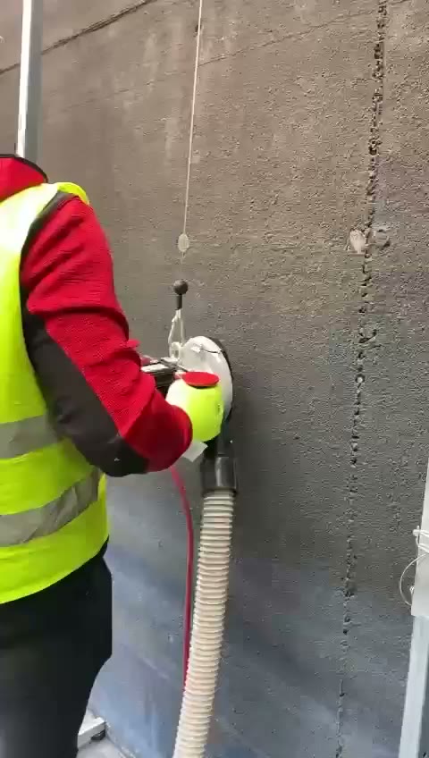 Petit Potam sur Mygale, ponçage mur